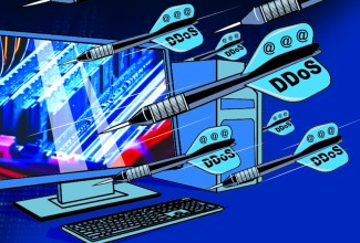 Illustratsioon. Sinisel taustal monitor, arvuti ja klaviatuur. Klaviatuuri poole lendab teravaid nooli, mille tiibadel kiri DDoS